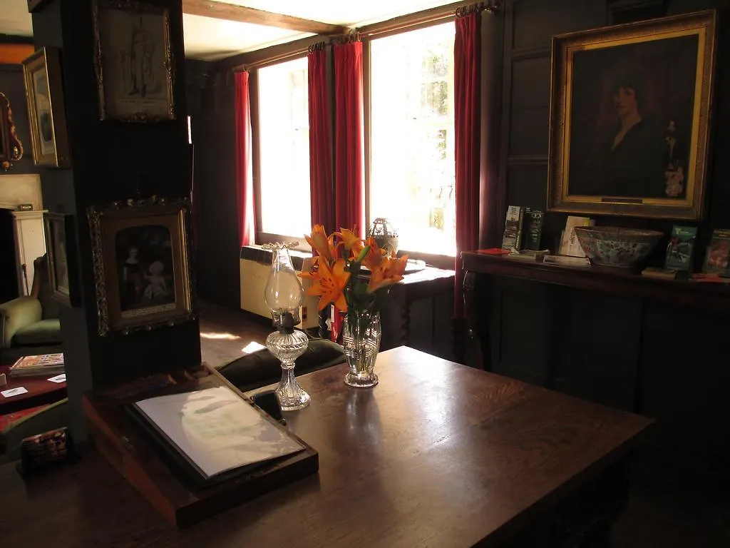 Old Manor House Bed And Breakfast Ashford Shepperton